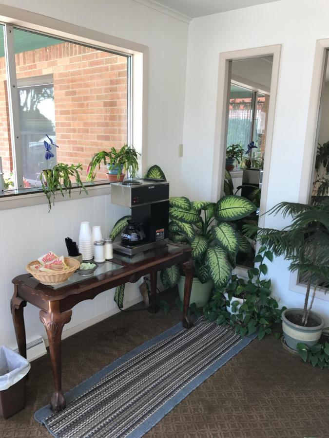 The Evergreen Motel In Kansas Pratt Екстериор снимка