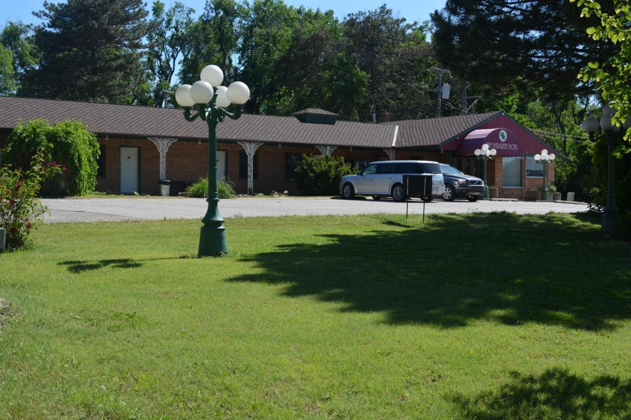 The Evergreen Motel In Kansas Pratt Екстериор снимка