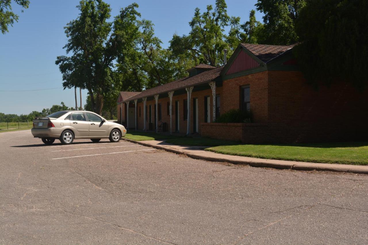 The Evergreen Motel In Kansas Pratt Екстериор снимка