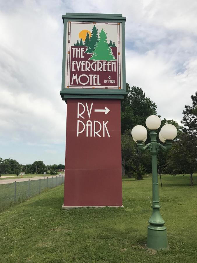 The Evergreen Motel In Kansas Pratt Екстериор снимка