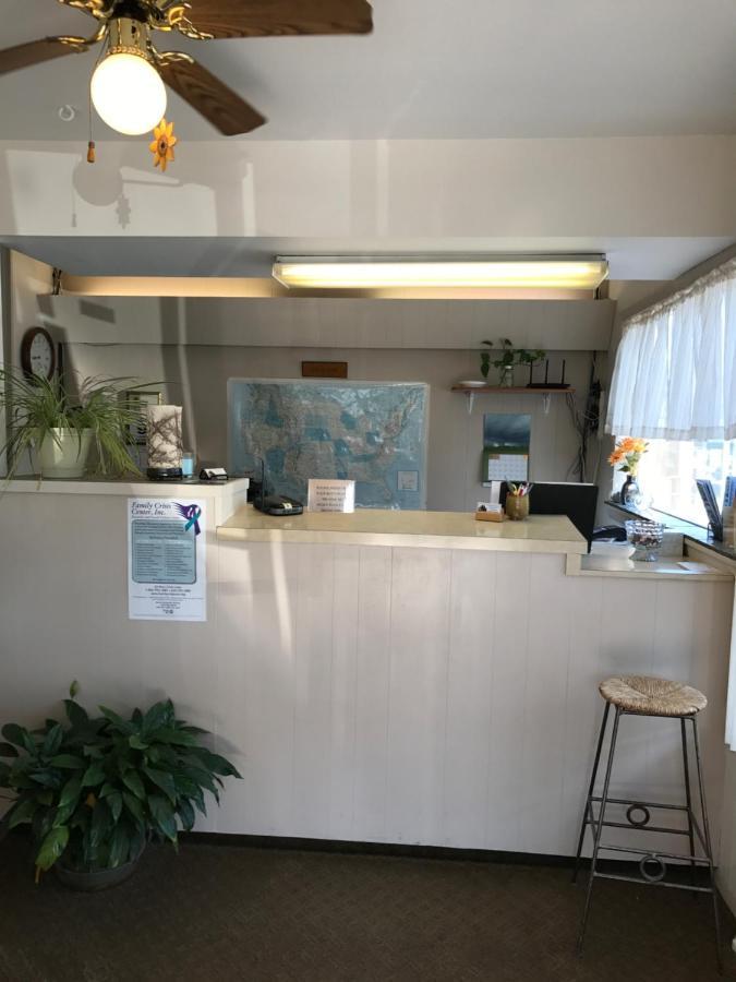 The Evergreen Motel In Kansas Pratt Екстериор снимка