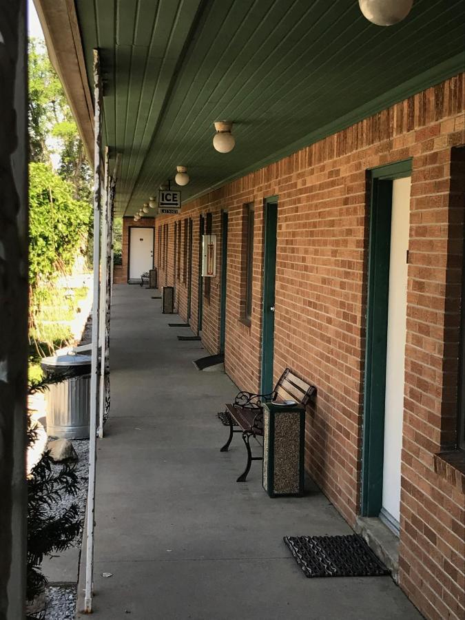 The Evergreen Motel In Kansas Pratt Екстериор снимка