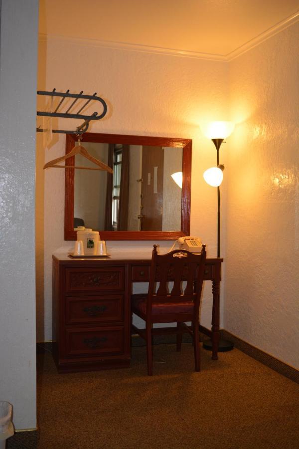 The Evergreen Motel In Kansas Pratt Екстериор снимка