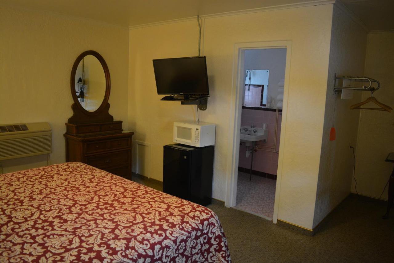 The Evergreen Motel In Kansas Pratt Екстериор снимка