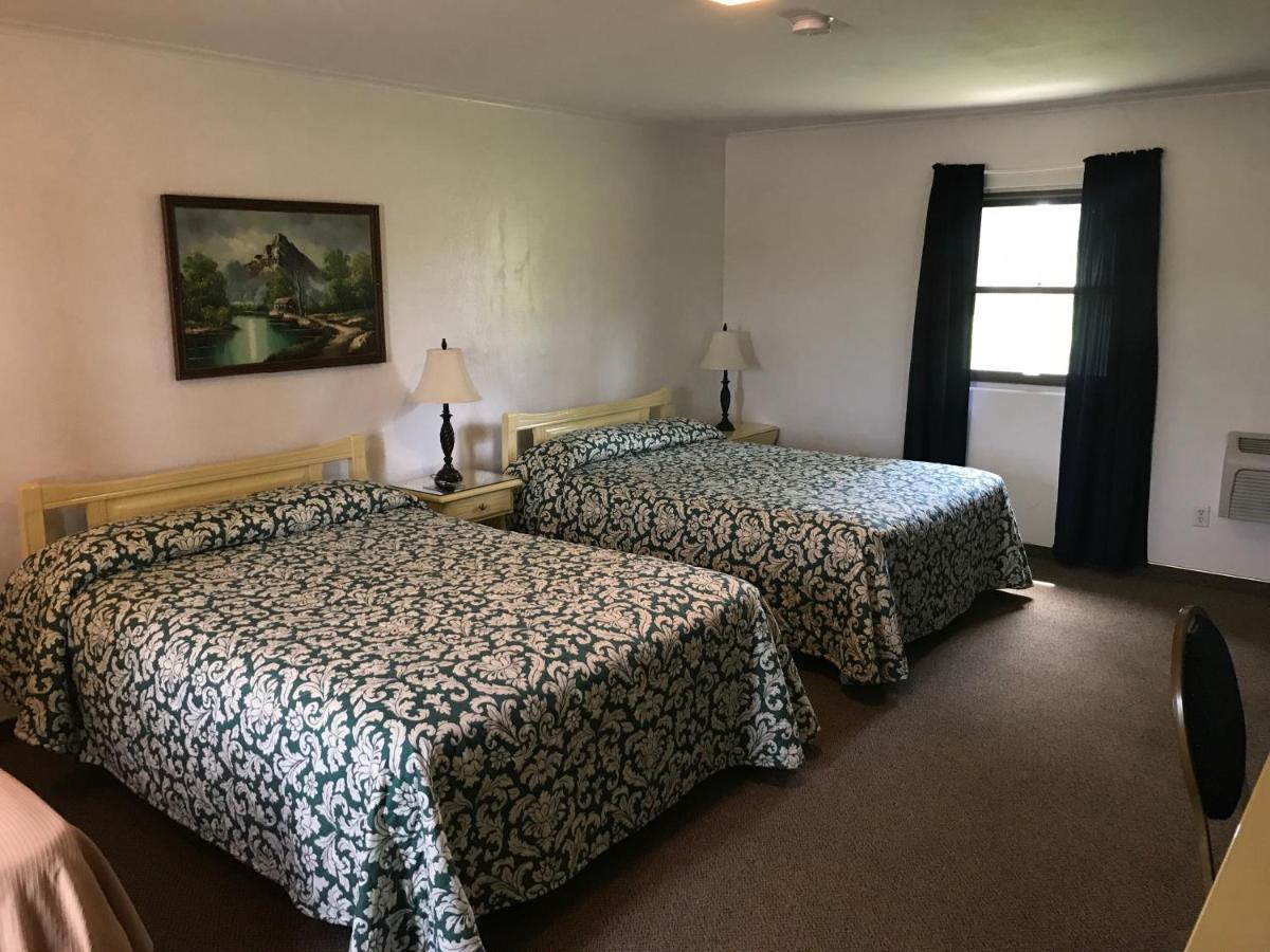 The Evergreen Motel In Kansas Pratt Екстериор снимка