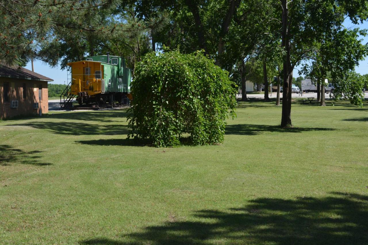 The Evergreen Motel In Kansas Pratt Екстериор снимка