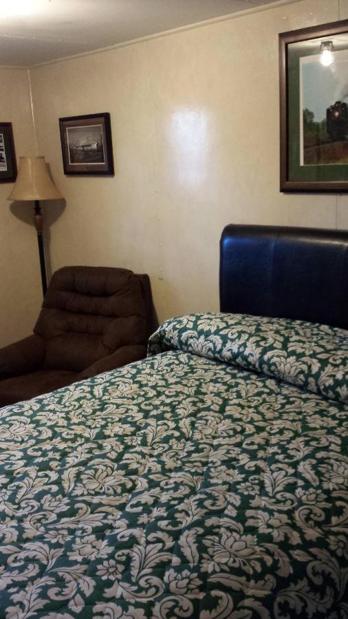 The Evergreen Motel In Kansas Pratt Екстериор снимка
